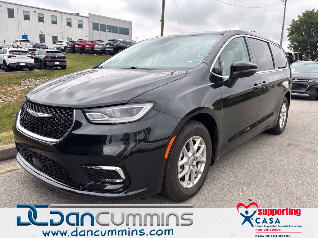 Used 2023 Chrysler Pacifica Touring-L FWD image 1