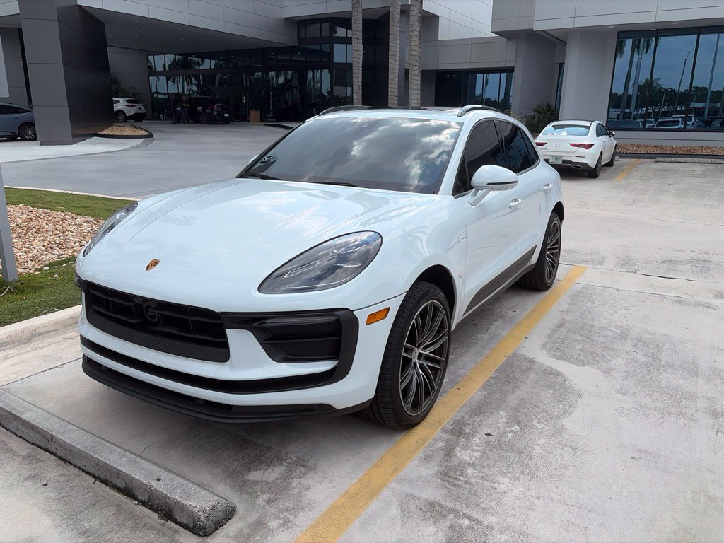 Used 2024 Porsche Macan AWD/4WD image 3