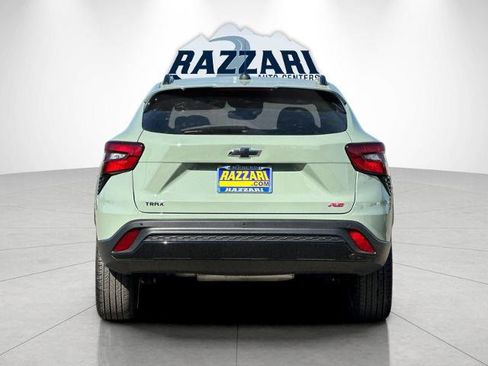 Used 2024 Chevrolet Trax RS w/ Sunroof Package FWD image 4