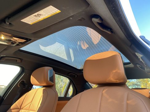 Used 2025 BMW 740i w/ Premium Package image 9