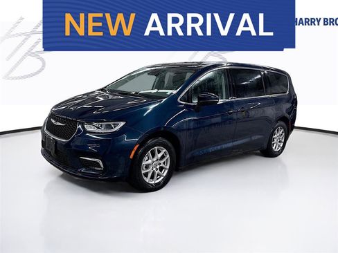 Used 2023 Chrysler Pacifica Touring-L image 1