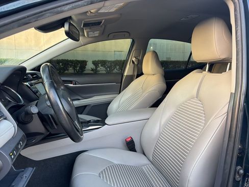 Used 2019 Toyota Camry SE w/ Convenience Package image 9