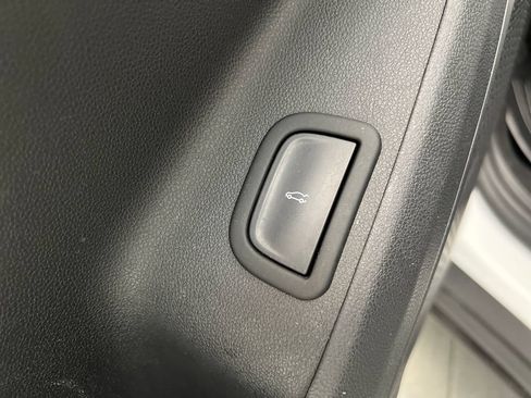 Used 2024 Chevrolet Traverse LT FWD image 16