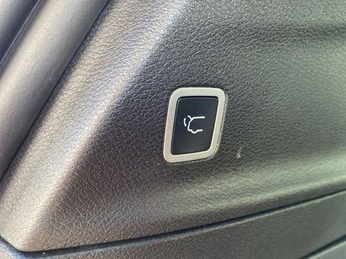 Used 2026 Chrysler Pacifica Select image 6