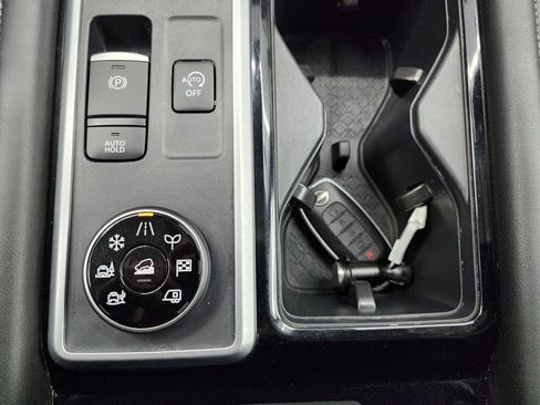 Used 2025 Nissan Pathfinder SV image 16