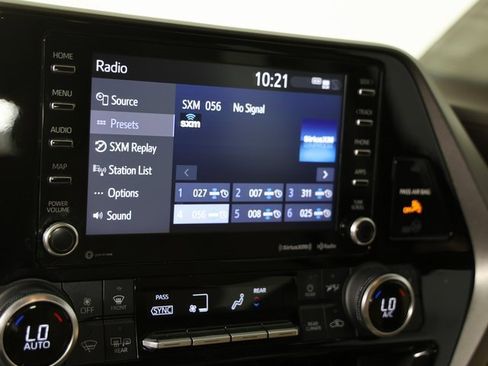 Used 2022 Toyota Highlander XLE image 19