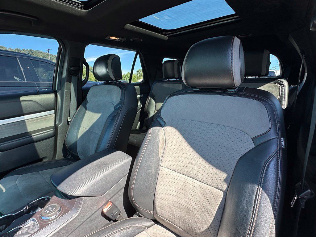 Used 2017 Ford Explorer XLT w/ Equipment Group 202A AWD/4WD image 18