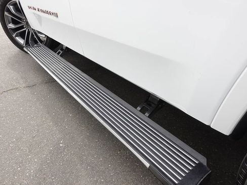 Used 2023 Jeep Grand Wagoneer Series III w/ HD Trailer Tow Package AWD/4WD image 12