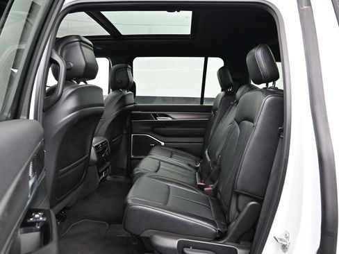 Used 2024 Jeep Wagoneer Series II AWD/4WD image 18