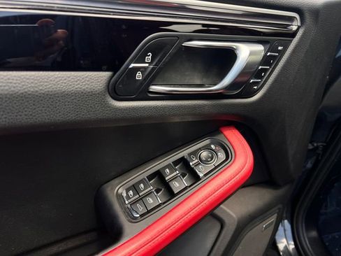 Used 2019 Porsche Macan AWD/4WD image 11