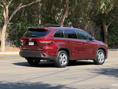 Used 2017 Toyota Highlander Limited w/ Preferred Accessory Package AWD/4WD image 3
