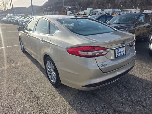 Used 2017 Ford Fusion SE image 4