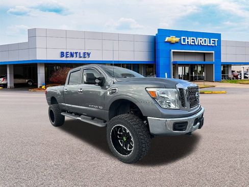 Used 2017 Nissan Titan SV image 8