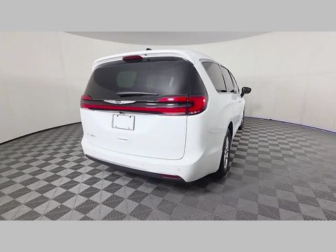 New 2026 Chrysler Pacifica Select FWD image 26