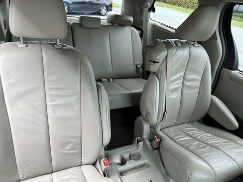 Used 2013 Toyota Sienna XLE image 23
