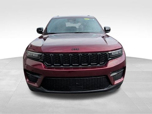 Used 2025 Jeep Grand Cherokee Altitude image 8