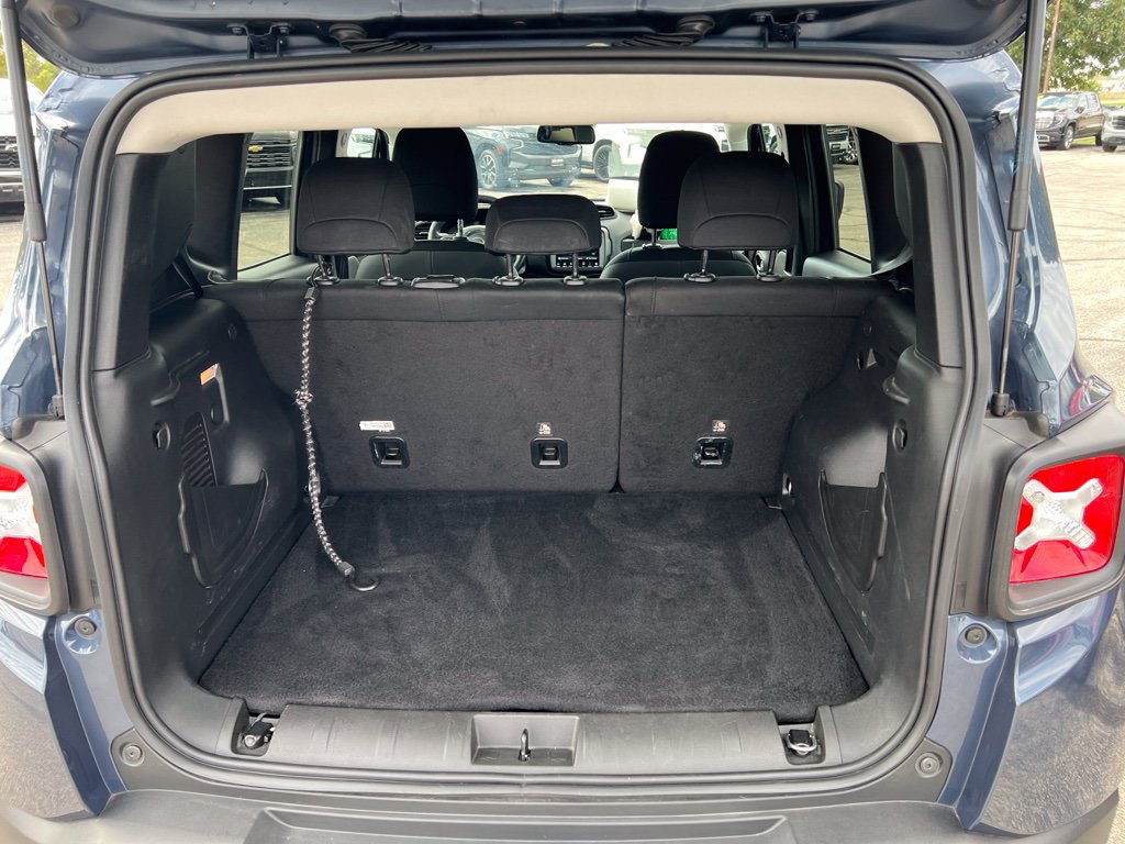 Used 2023 Jeep Renegade Latitude w/ Premium Group AWD/4WD image 4