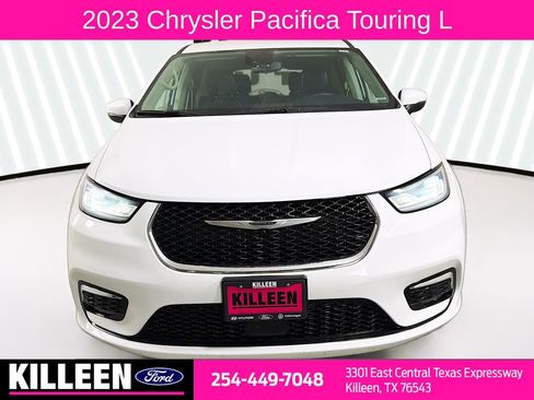 Used 2023 Chrysler Pacifica Touring-L image 2