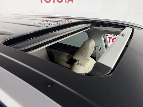 Used 2023 Toyota Highlander Limited FWD image 10