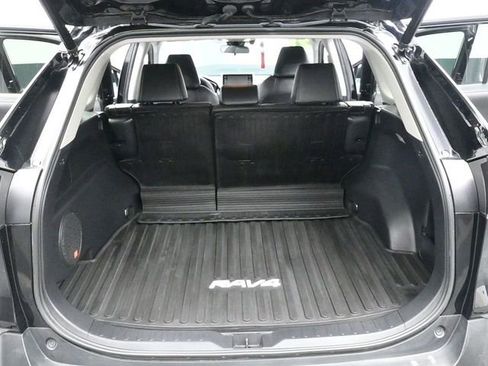 Used 2021 Toyota RAV4 XLE Premium image 11