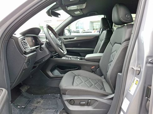 Used 2025 Volkswagen Atlas Cross Sport SE FWD image 13