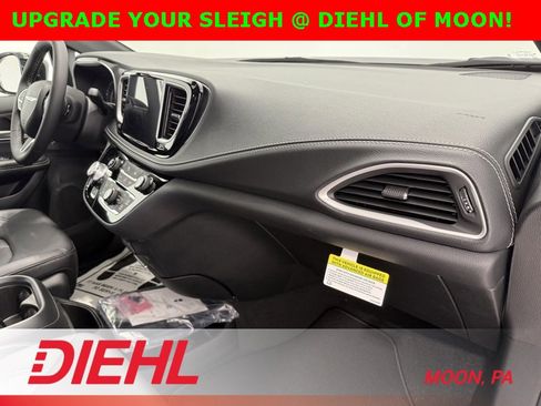 New 2026 Chrysler Pacifica Select image 18