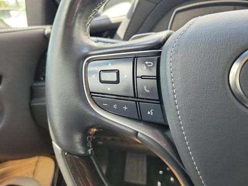 Used 2023 Lexus LS 500 w/ Interior Upgrade Package RWD image 23