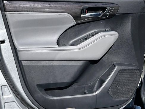 Used 2021 Toyota Highlander Platinum image 26