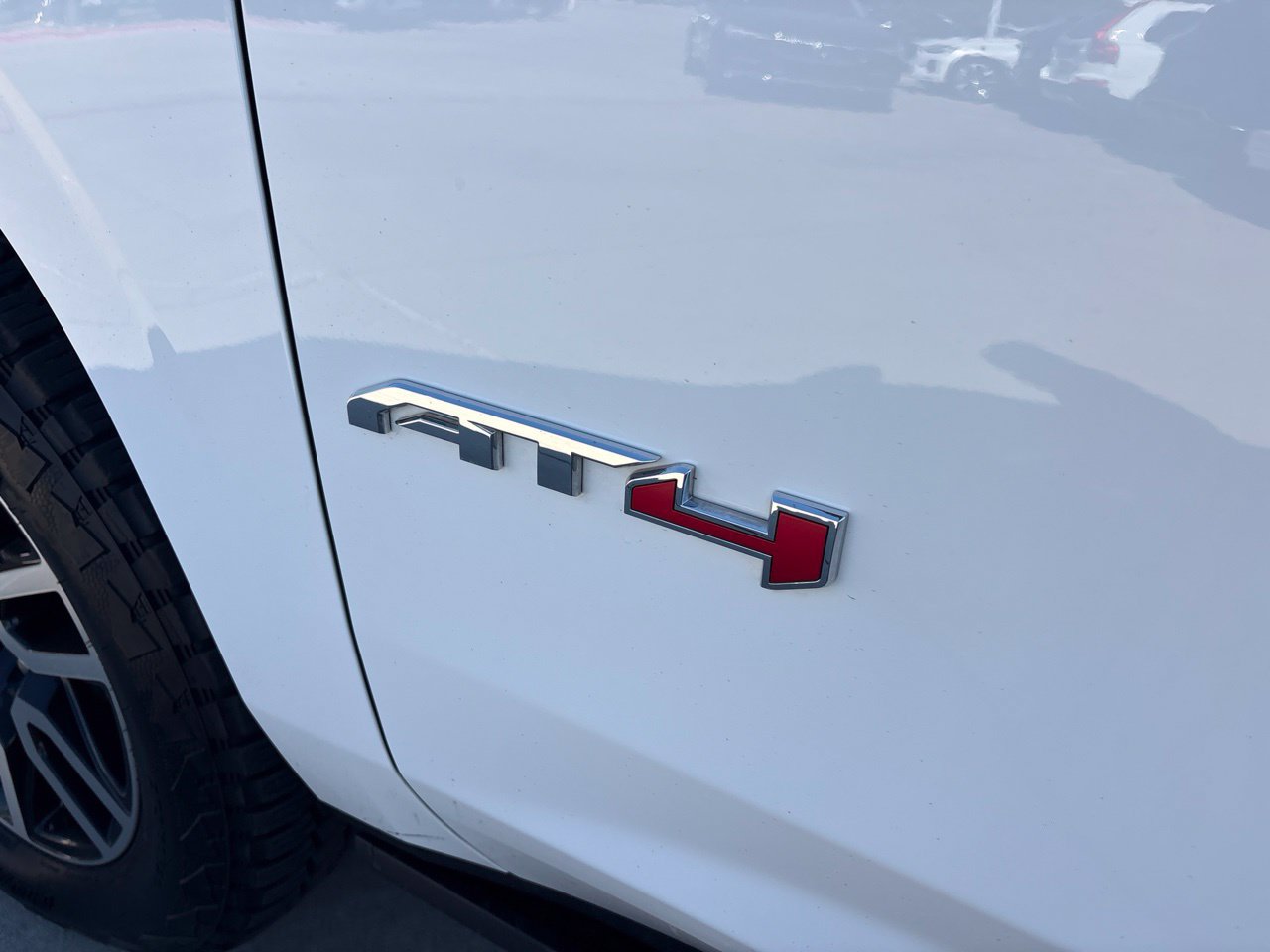 Used 2024 GMC Yukon AT4 w/ AT4 Premium Package AWD/4WD image 9