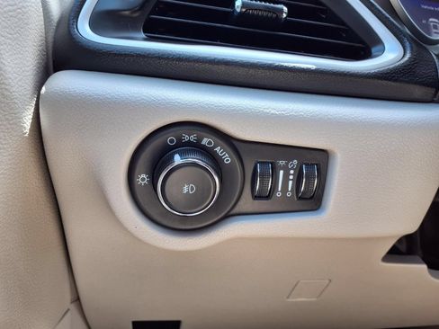 Used 2023 Chrysler Pacifica Touring-L FWD image 23