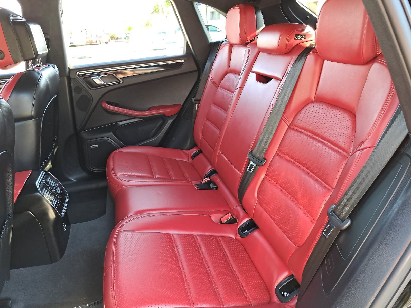 Used 2018 Porsche Macan Turbo AWD/4WD image 16