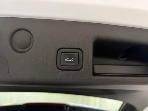 Used 2023 Chevrolet Equinox Premier FWD image 11