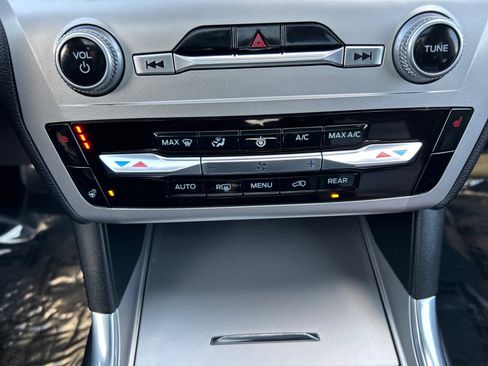 Certified 2022 Ford Explorer XLT w/ Equipment Group 202A image 33