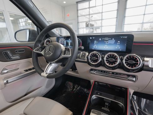 Used 2025 Mercedes-Benz GLB 250 4MATIC image 19