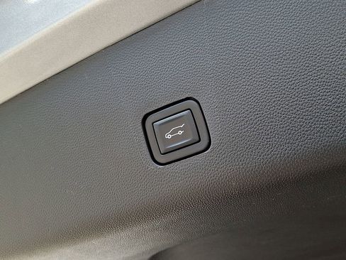 Used 2023 Chevrolet Traverse LT image 29