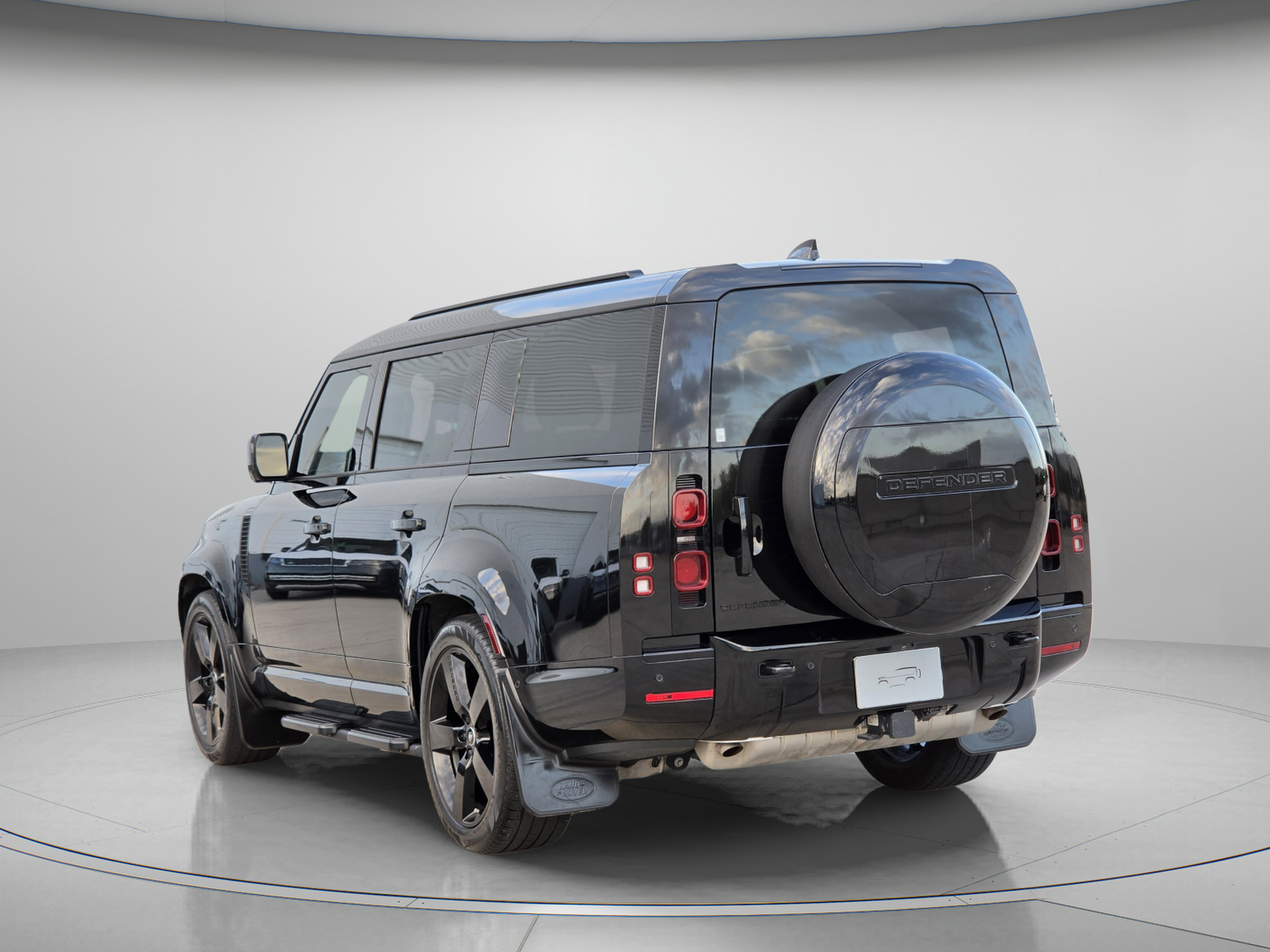 Used 2025 Land Rover Defender 130 X-Dynamic SE AWD/4WD image 3
