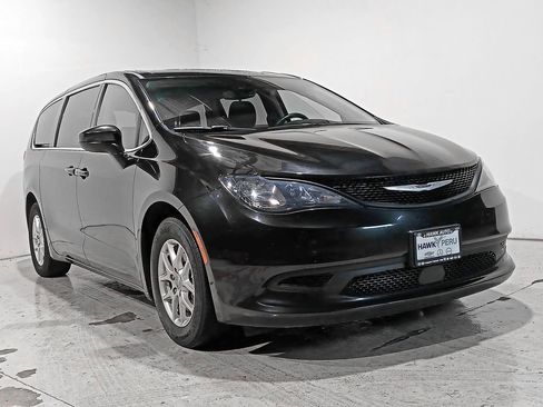 Used 2023 Chrysler Voyager LX image 34