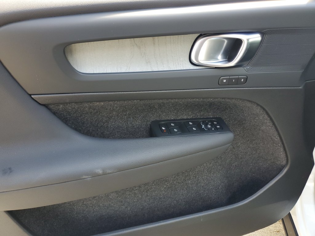 Certified 2024 Volvo XC40 B5 Plus AWD/4WD image 18