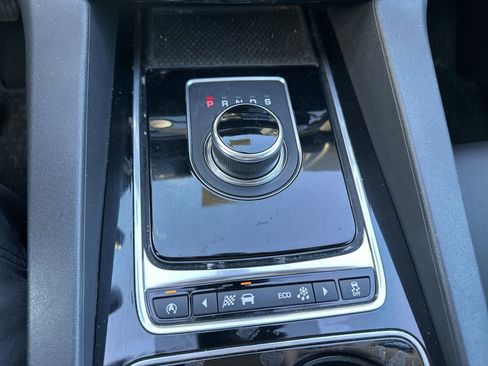 Used 2017 Jaguar F-PACE Premium image 26
