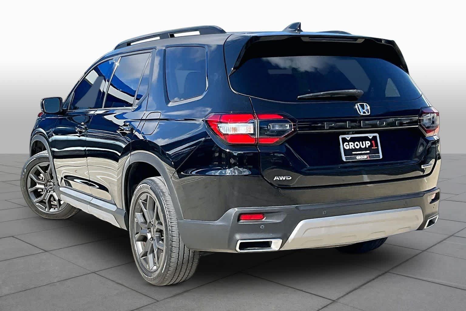 Used 2024 Honda Pilot Touring image 11