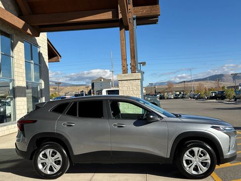 Certified 2025 Chevrolet Trax LS image 4