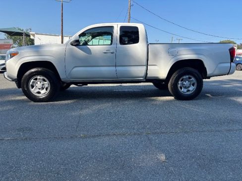 Used 2022 Toyota Tacoma SR w/ SR Convenience Package RWD image 10