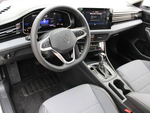 Certified 2025 Volkswagen Jetta SE w/ Black Wheel Package image 10