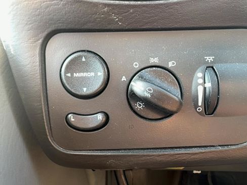 Used 2004 Chrysler Town & Country Touring w/ Leather Interior Group FWD image 15