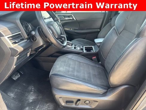 Used 2023 Mitsubishi Outlander SE image 2