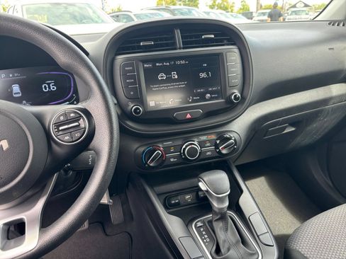 Used 2025 Kia Soul LX w/ LX Technology Package FWD image 17