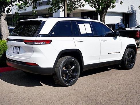 Used 2023 Jeep Grand Cherokee Altitude AWD/4WD image 9