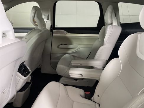 Used 2025 Volvo EX90 Ultra AWD/4WD image 32