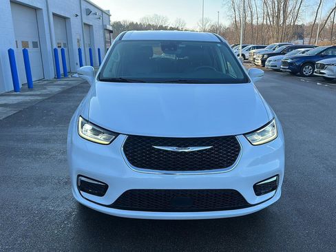 Used 2022 Chrysler Pacifica Touring-L image 15