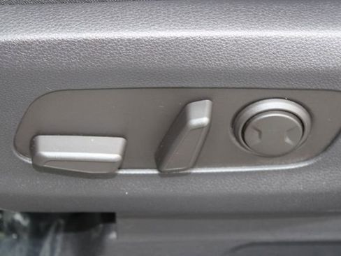 Used 2024 Kia Carnival EX image 33